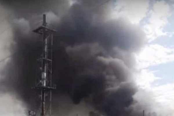 Газовые баллоны ищут рядом с горящими складами в Новосибирской области