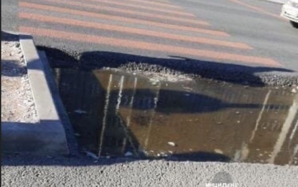 Новосибирские дорожники забыли положить асфальт для пешеходов Новосибирские дорожники забыли положить асфальт для пешеходов