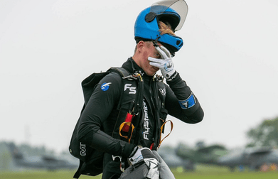 
Попали в точку пяткой
