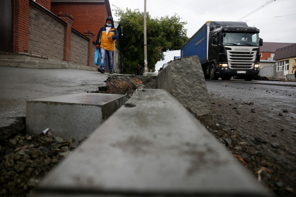 Трамвайные пути на Волочаевской приподнимут и огородят бордюром Трамвайные пути на Волочаевской приподнимут и огородят бордюром