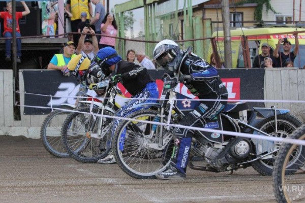 Рев моторов, камни, пыль и длинноногие девушки: в Новосибирск вернулся спидвей Рев моторов, камни, пыль и длинноногие девушки: в Новосибирск вернулся спидвей