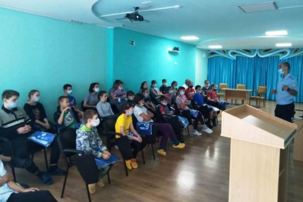 Сотрудники Госавтоинспекции встретились с воспитанниками социально-реабилитационного центра &laquo;Семья&raquo;