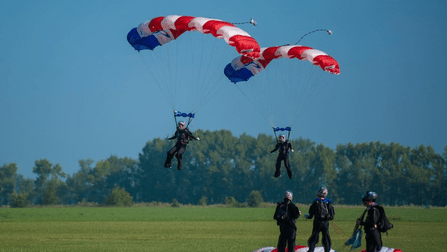 
Попали в точку пяткой
