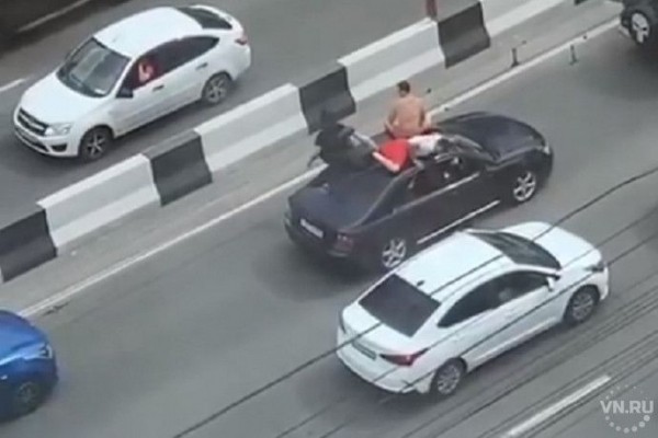 В Новосибирске ищут Subaru Legacy с двумя парнями на крыше