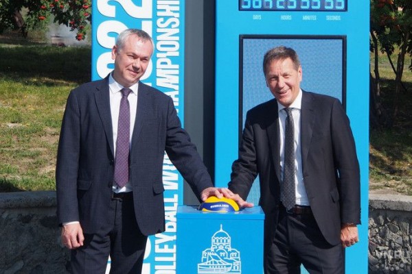 Необычные часы установили на Михайловской набережной в Новосибирске Необычные часы установили на Михайловской набережной в Новосибирске