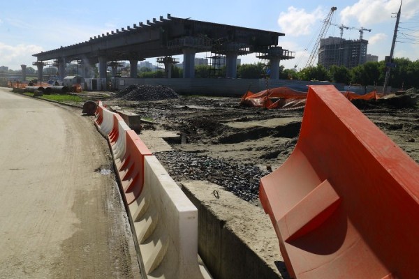 В районе строительства четвертого моста в Новосибирске образовался дорожный провал