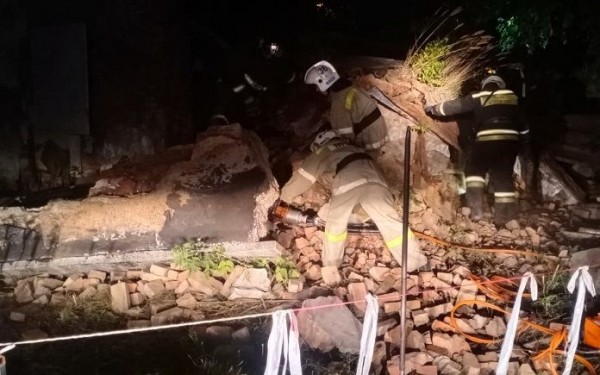 На территории школы в Новосибирске обрушилась стена На территории школы в Новосибирске обрушилась стена