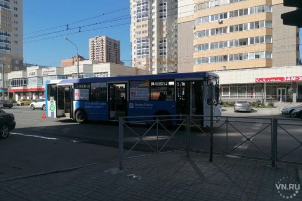 Две пассажирки упали в автобусе во время резкого торможения в Новосибирске