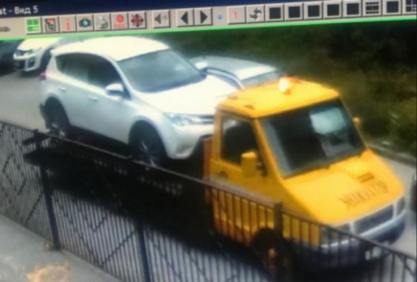 Полиция разыскивает похитителя, который украл иномарку с помощью эвакуатора