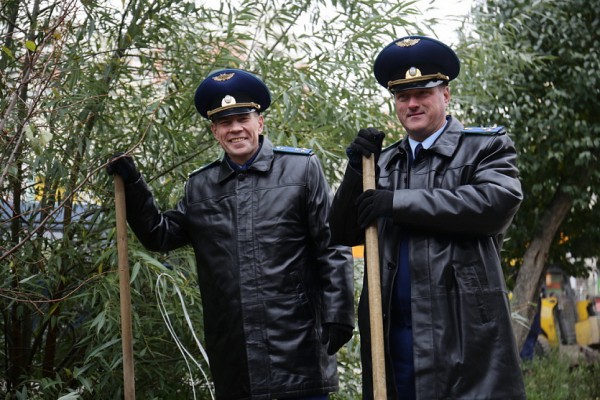 Работники прокуратуры посадили липовую аллею в&nbsp;сквере за&nbsp;оперным