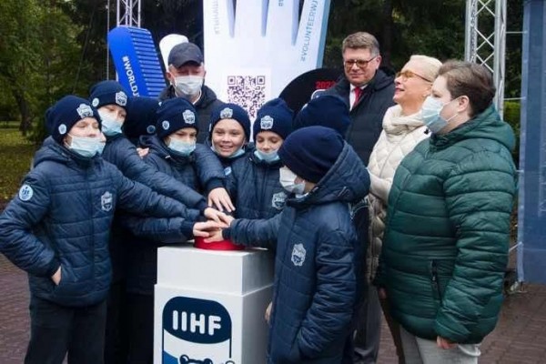 Трехметровую ладонь установили в Первомайском сквере Новосибирска