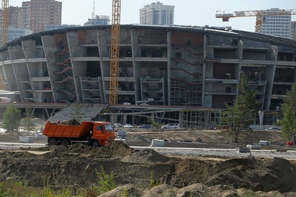 В строящемся новосибирском ЛДС начали монтировать стёкла витражей В строящемся новосибирском ЛДС начали монтировать стёкла витражей