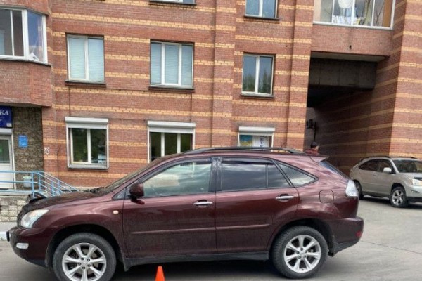 Лексус совершил наезд на ребенка во дворе дома в Первомайском районе Лексус совершил наезд на ребенка во дворе дома в Первомайском районе