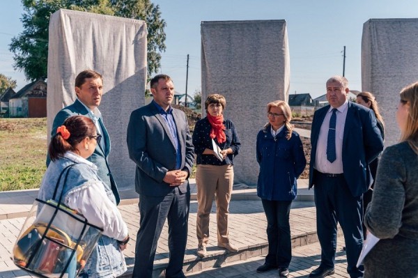 В селе Новосибирской области подрядчик сорвал график благоустройства сквера памяти воинам ВОВ В селе Новосибирской области подрядчик сорвал график благоустройства сквера памяти воинам ВОВ