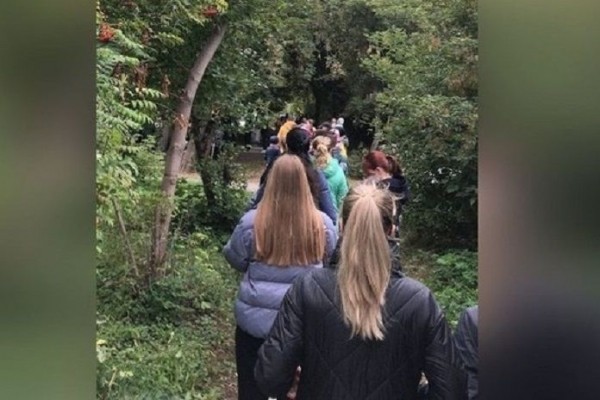 Возле новосибирской поликлиники собралась очередь за тестом на COVID-19