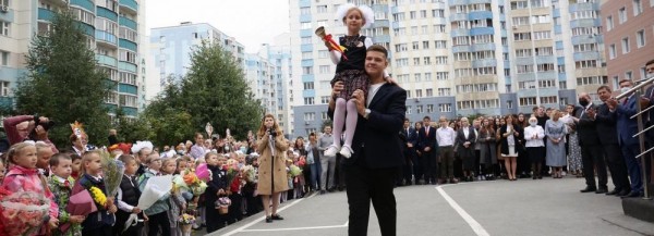 Очные линейки 1 сентября провели для первоклашек в Новосибирске Очные линейки 1 сентября провели для первоклашек в Новосибирске