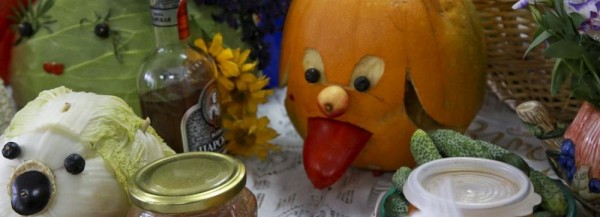 Розы из редиски и картошки вырезают бабушки в Новосибирске Розы из редиски и картошки вырезают бабушки в Новосибирске