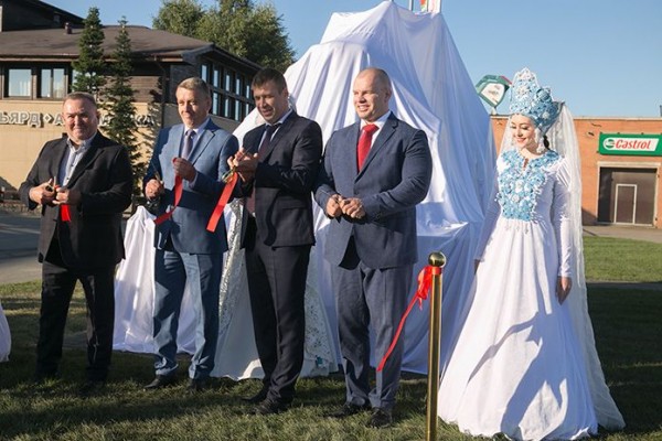 В Новосибирске открыли памятник трактору &laquo;Беларус&raquo;