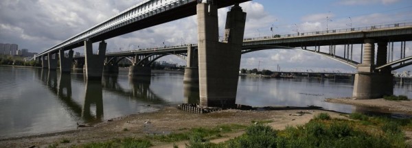 Мужчина упал с моста у пляжа «Наутилус» в Новосибирске Мужчина упал с моста у пляжа «Наутилус» в Новосибирске