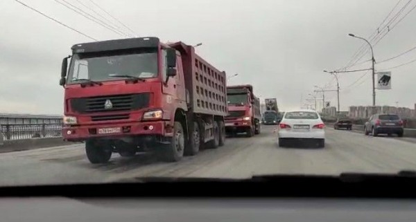 Пробка длиною в два дня: Октябрьский мост снова стоит в Новосибирске из-за укладки асфальта