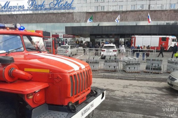 Более 500 постояльцев «Маринс Парк Отель» эвакуированы в Новосибирске Более 500 постояльцев «Маринс Парк Отель» эвакуированы в Новосибирске