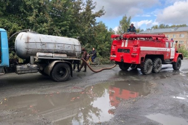 Крыша дома сгорела в поселке Краснозерское Новосибирской области