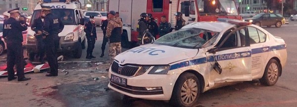 Разогнавшийся «Лексус» протаранил автомобиль ДПС на площади Ленина Разогнавшийся «Лексус» протаранил автомобиль ДПС на площади Ленина