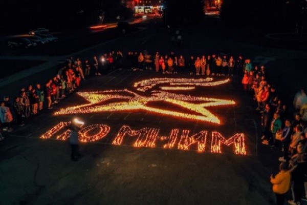 «Ощущать цену свободы мы должны на генетическом уровне»: новосибирцы зажгли 6000 свечей в память о Второй мировой войне «Ощущать цену свободы мы должны на генетическом уровне»: новосибирцы зажгли 6000 свечей в память о Второй мировой войне