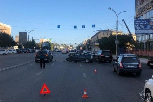 Трое новосибирцев оказались в больнице после автоаварии на улице Кирова Трое новосибирцев оказались в больнице после автоаварии на улице Кирова