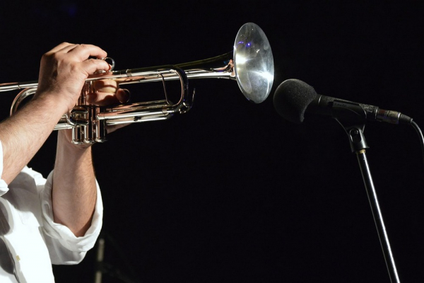 Афиша выходных: парад трубачей, предметы из СССР и «Ведьмак» в театре Афиша выходных: парад трубачей, предметы из СССР и «Ведьмак» в театре