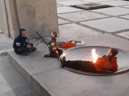 В Новосибирске нашли осквернивших Вечный огонь на Монументе Славы подростков В Новосибирске нашли осквернивших Вечный огонь на Монументе Славы подростков