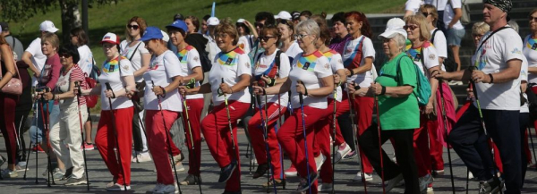 100 жителей Первомайки вышли на&nbsp;занятия скандинавской ходьбой