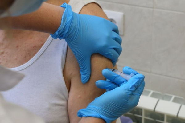 Непривитых от COVID-19 сибирских чиновников отстранили от работы