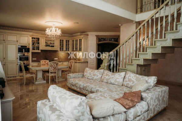 Пентхаус в стиле эпохи Возрождения продают в Новосибирске за 37 млн рублей