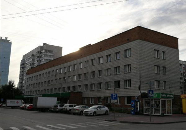 Посетителей поликлиники в Новосибирске вывели на улицу из-за дыма