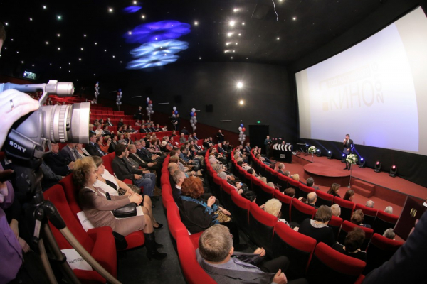 Афиша выходных: платья из пластика, бесплатное кино и опера «Мойдодыр» Афиша выходных: платья из пластика, бесплатное кино и опера «Мойдодыр»