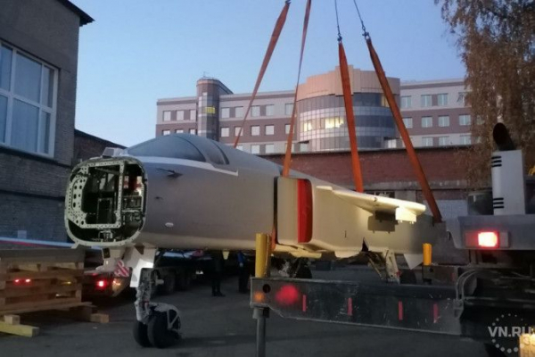 Огромный бомбардировщик провезли ночью через весь Новосибирск