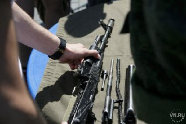 Автоматами Калашникова торговали в гаражах под Новосибирском Автоматами Калашникова торговали в гаражах под Новосибирском