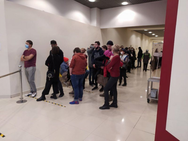 «Сегодня лучше не занимать»: в пункте вакцинации в ТЦ «Сан-Сити» скопилась очередь их десятков людей «Сегодня лучше не занимать»: в пункте вакцинации в ТЦ «Сан-Сити» скопилась очередь их десятков людей