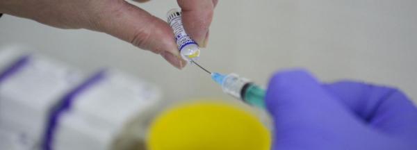 Прививки от&nbsp;коронавируса ставят посетителям ярмарки на&nbsp;Большевистской