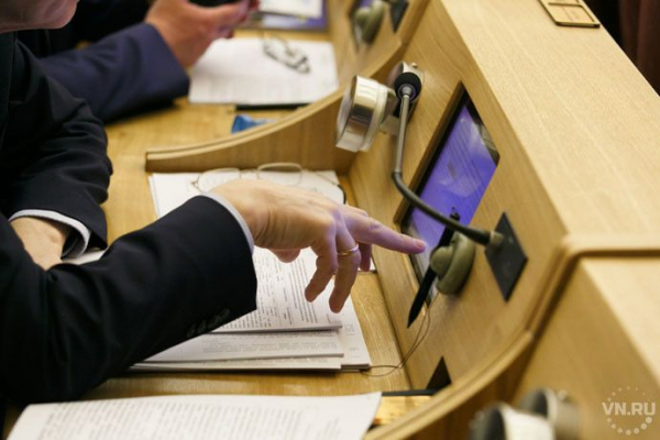 Всех помощников депутатов Новосибирского Заксобрания обязали вакцинироваться