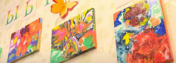 Яркие сюрреалистические картины рисуют дети с ДЦП в Новосибирске Яркие сюрреалистические картины рисуют дети с ДЦП в Новосибирске