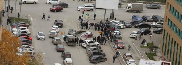 Два автомобиля ушли под землю в центре Новосибирска Два автомобиля ушли под землю в центре Новосибирска