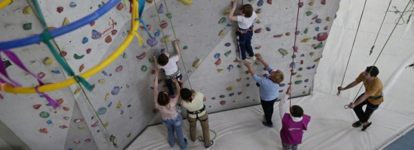 Дети покоряют отвесные стены в&nbsp;секции скалолазания в&nbsp;Новосибирске