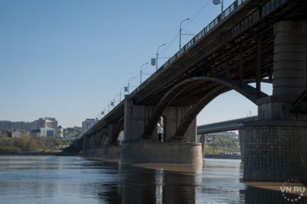 Вновь сняли асфальт на Октябрьском мосту в Новосибирске Вновь сняли асфальт на Октябрьском мосту в Новосибирске