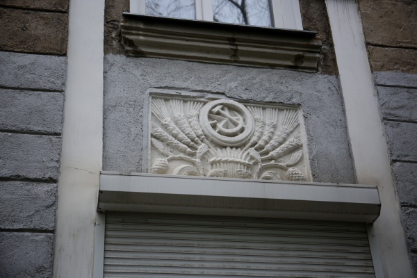 Как ремонтируют &laquo;винтажные&raquo; сталинки с&nbsp;лепниной и&nbsp;ажурными решётками