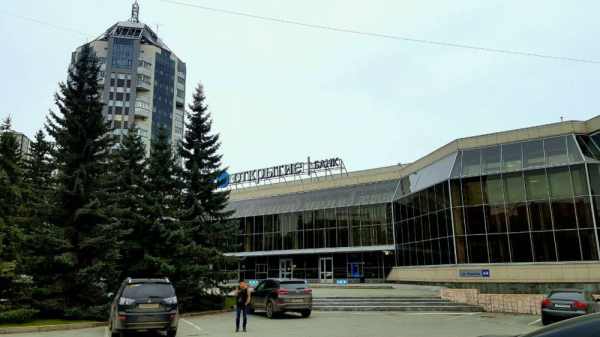 Участок с &laquo;переходящим&raquo; зданием банка в Новосибирске хотят отдать под высотную застройку