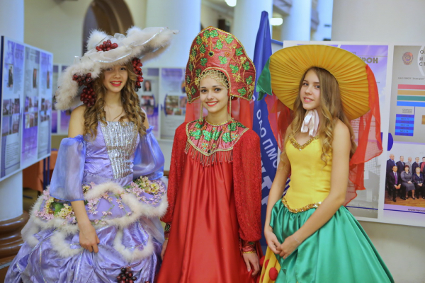 Афиша выходных: платья из пластика, бесплатное кино и опера «Мойдодыр» Афиша выходных: платья из пластика, бесплатное кино и опера «Мойдодыр»