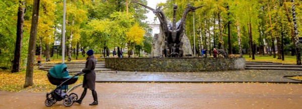 Лиственничные бордюры появились на дорожках сквера со Змеем Горынычем Лиственничные бордюры появились на дорожках сквера со Змеем Горынычем