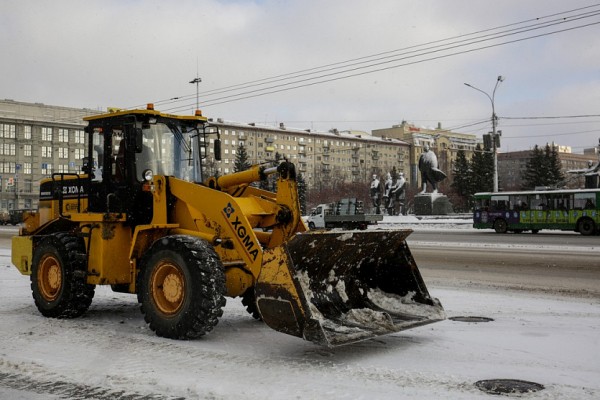 Тает на&nbsp;глазах: заснеженные тротуары в&nbsp;Новосибирске полили &laquo;Бионордом&raquo;